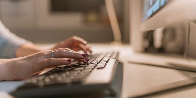 Portret kobiet biznesu pracujących w biurze z ekranem komputera, młody kochający menedżer wpisując na klawiaturze, zbliżenie, palec kobiecej dłoni, wiadomość tekstowa, koncepcja przestrzeni roboczej.