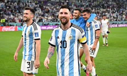 Argentyńczyk Lionel Messi świętuje wygraną 3:0 z Chorwacją.