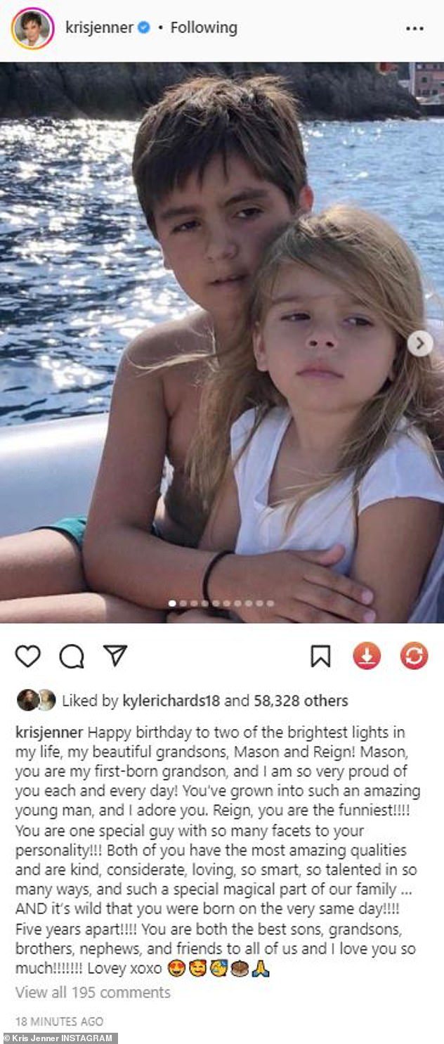 Uwaga: Momager Kris Jenner — która chodzi do Lovey Kids, Not Grandma — była pierwszą, która opublikowała post.  