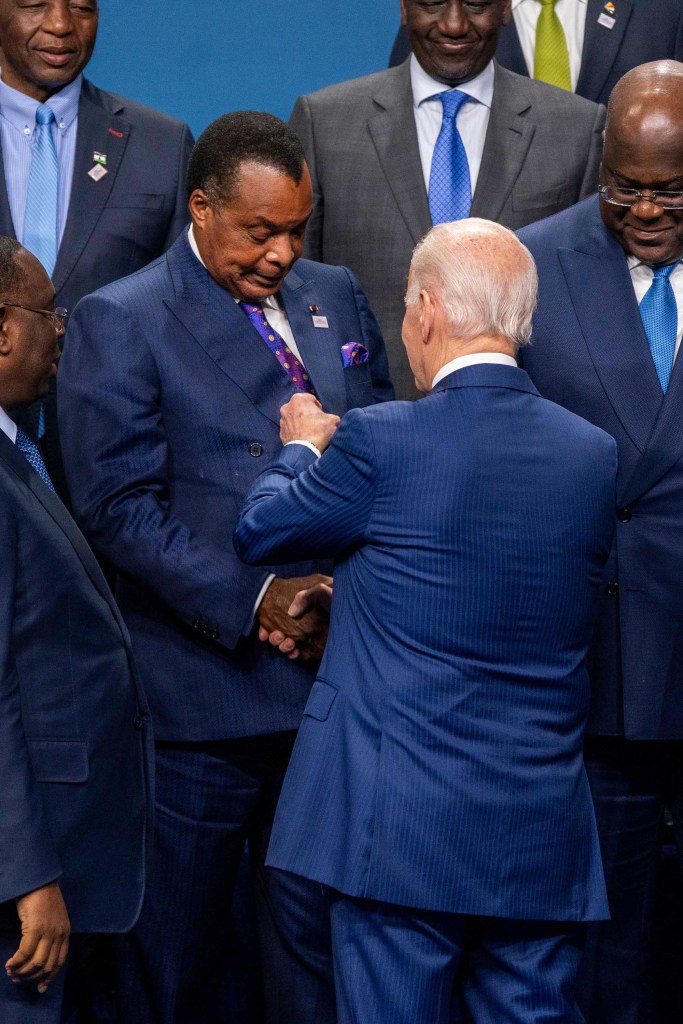 Biden rozmawia z prezydentem Republiki Konga Denisem Sassou Nguesso, który sprawuje urząd od 38 lat. 