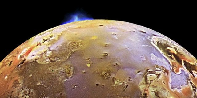 W drodze do lodowych światów, które zamieszkują zewnętrzne regiony naszego Układu Słonecznego, sonda New Horizons przeleciała obok Jowisza, zderzyła się z Io, trzecim co do wielkości księżycem planety i doznała erupcji wulkanu. 