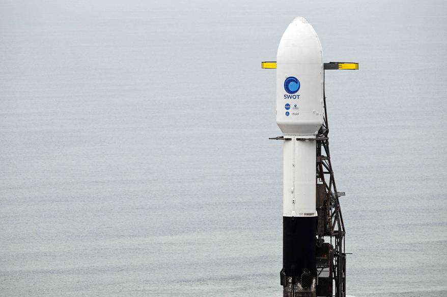 Rakieta SpaceX Falcon 9 stoi na platformie startowej z satelitą Surface Waters and Oceans (SWOT) z NASA i francuskiej agencji kosmicznej CNES w Vandenberg Space Force Base w Lompoc w Kalifornii, 15 grudnia 2022 r.