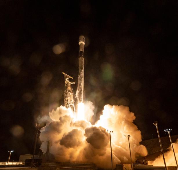 Rakieta SpaceX Falcon 9 z powierzchniowymi i oceanicznymi statkami kosmicznymi startuje z Space Launch Complex 4E w Vandenberg Space Force Base, 16 grudnia 2022 r.