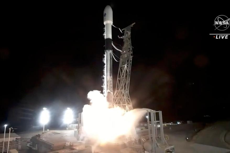 Rakieta SpaceX niosąca wodę powierzchniową i oceaniczną satelity startuje z bazy sił kosmicznych Vandenberg w Kalifornii, piątek, 16 grudnia 2022 r.