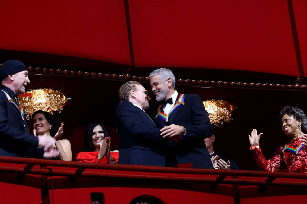 Zdjęcie: Honorees Bono i George Clooney witają się razem z The Edge i Tanyą Lyonne na 45. gali Kennedy Center Honors, 4 grudnia 2022 r. w Waszyngtonie.