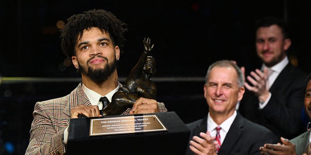 10 grudnia 2022;  Nowy Jork, Nowy Jork, USA;  Trojans rozgrywający Caleb Williams reaguje po wygraniu Heisman Trophy w Lincoln Center.