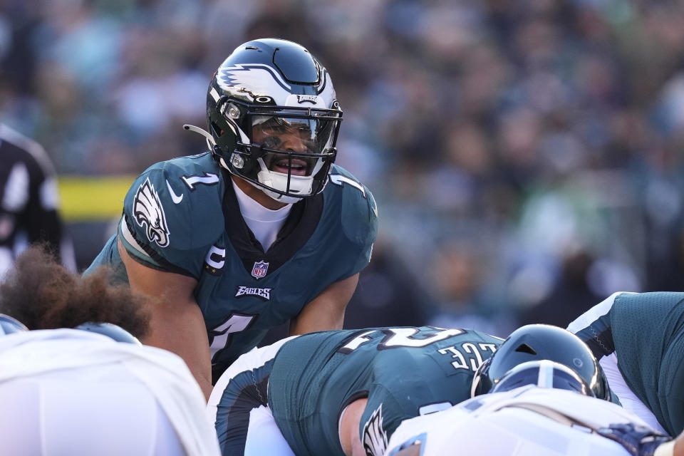 PHILADELPHIA, PA - 4 GRUDNIA: Jalen Hurtz # 1 z Philadelphia Eagles patrzy z dołu na środek przeciwko Tennessee Titans na Lincoln Financial Field 4 grudnia 2022 r. W Filadelfii w Pensylwanii.  (Zdjęcie: Mitchell Leaf/Getty Images)