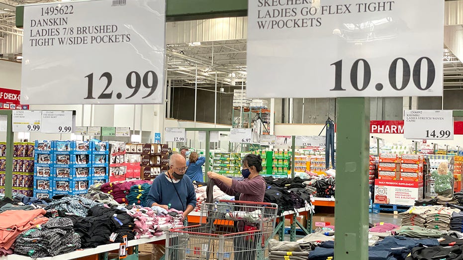 Klienci Costco sprawdzają przedmioty