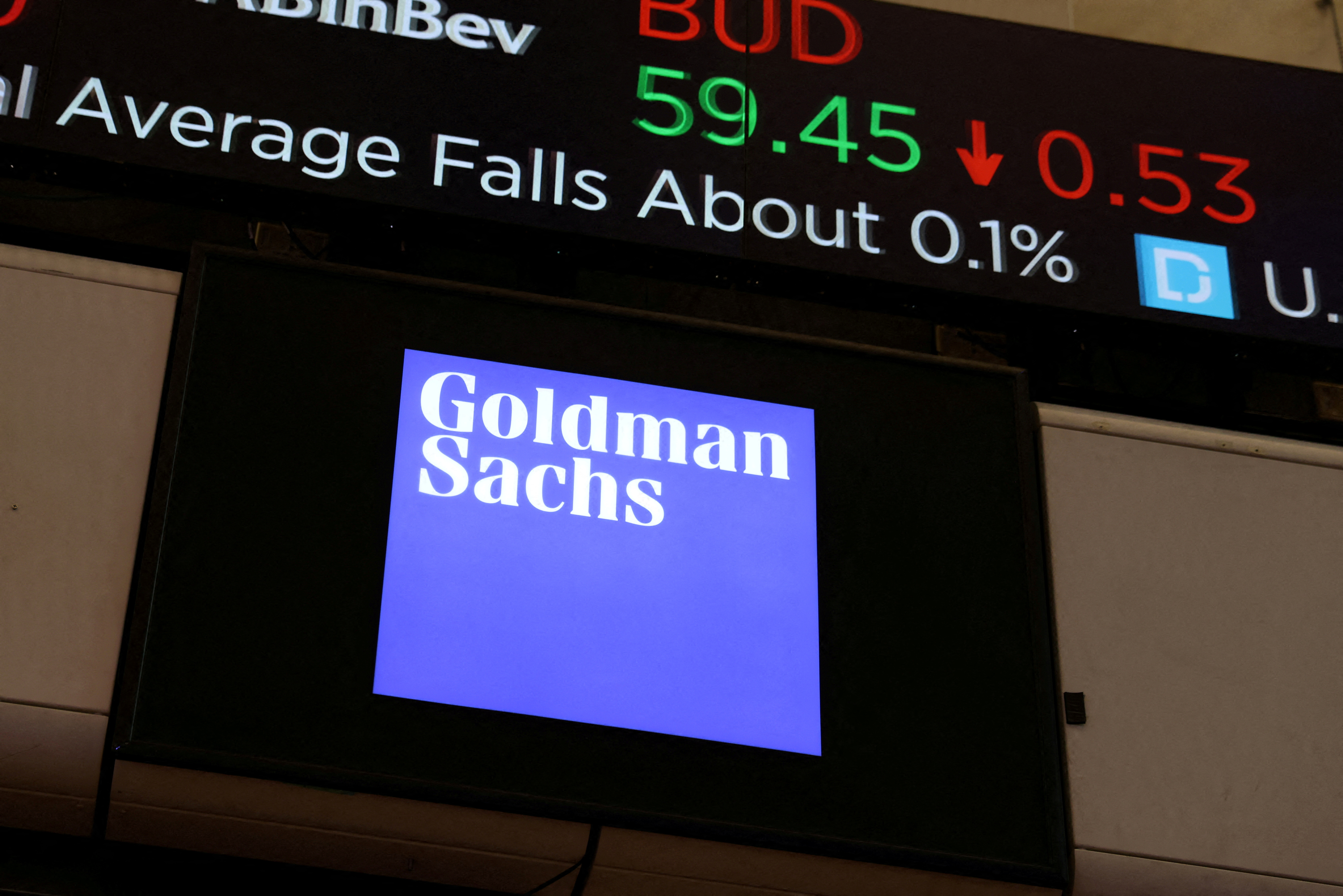 Logo Goldman Sachs jest widoczne na parkiecie nowojorskiej giełdy papierów wartościowych (NYSE) w Nowym Jorku