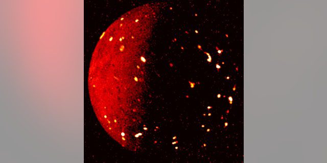 Wulkaniczna powierzchnia księżyca Jowisza Io została sfotografowana w podczerwieni przez sondę JIRAM (Jovian Infrared Auroral Mapper) sondy Juno podczas przelotu na odległość około 50 000 mil (80 000 kilometrów) 5 lipca 2022 r. Jaśniejsze kropki wskazują na wyższe temperatury na tym zdjęciu. 